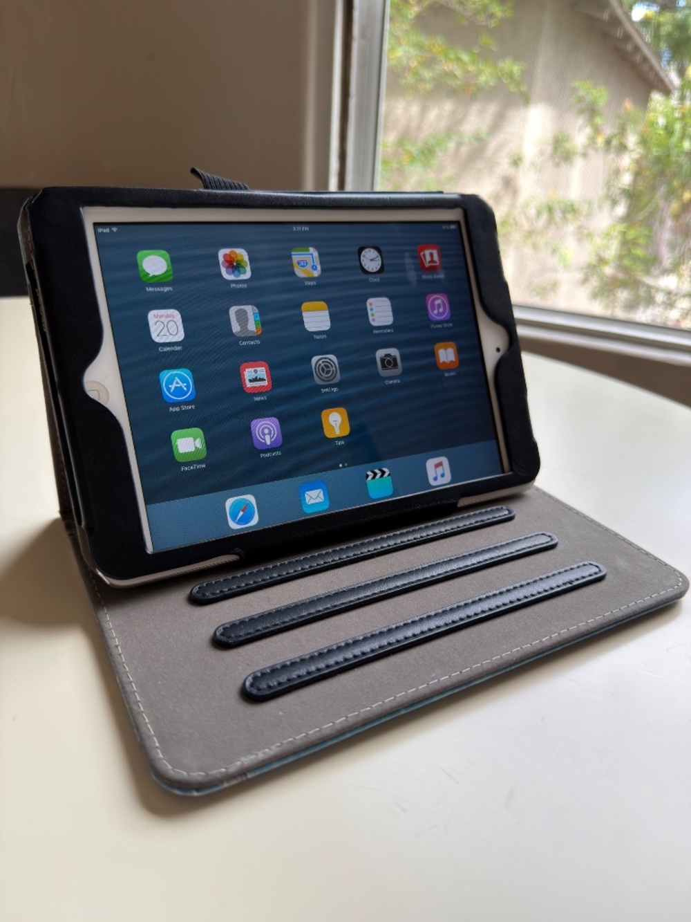Apple iPad Mini 1st Gen 32GB Wi-Fi in White/Slate Finish + Stand Case